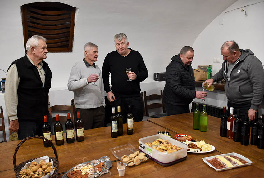 ADVENTSKO KUŠANJE VINA ČLANOVA POŽEŠKE UDRUGE VINARA U ZNAKU OBLJETNICA Požežani su graševinu pili prije 160 godina