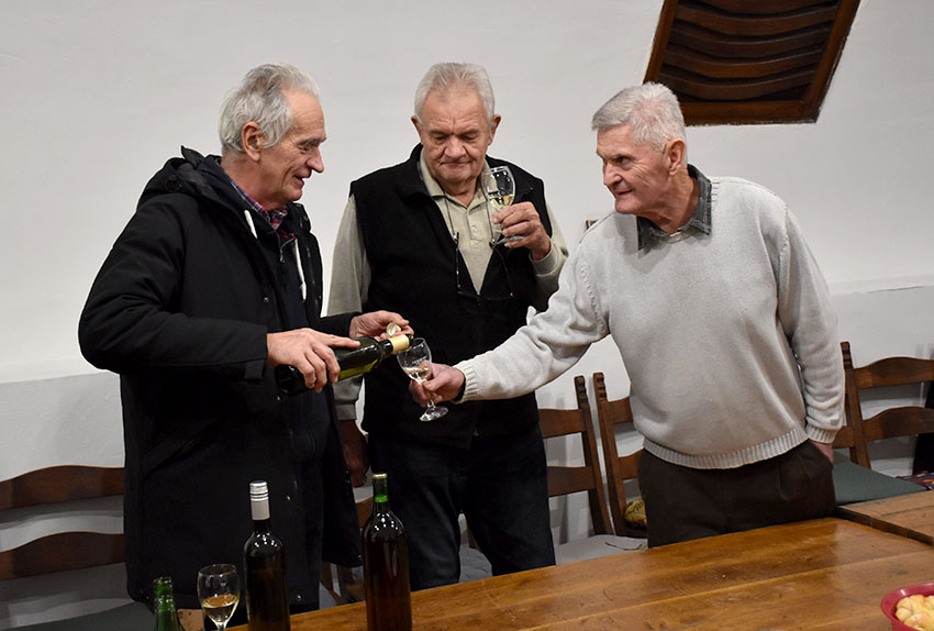 ADVENTSKO KUŠANJE VINA ČLANOVA POŽEŠKE UDRUGE VINARA U ZNAKU OBLJETNICA Požežani su graševinu pili prije 160 godina