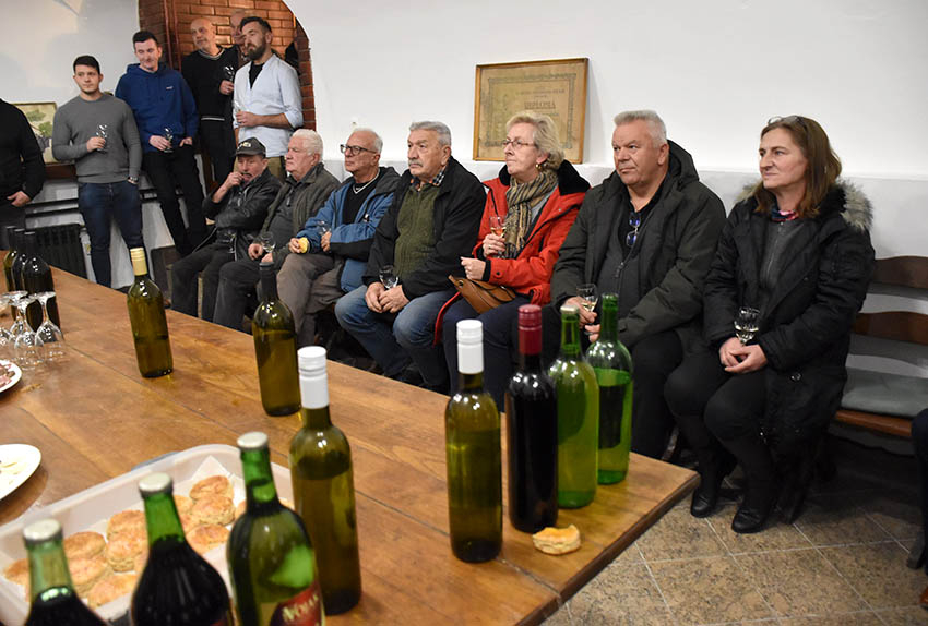 ADVENTSKO KUŠANJE VINA ČLANOVA POŽEŠKE UDRUGE VINARA U ZNAKU OBLJETNICA Požežani su graševinu pili prije 160 godina