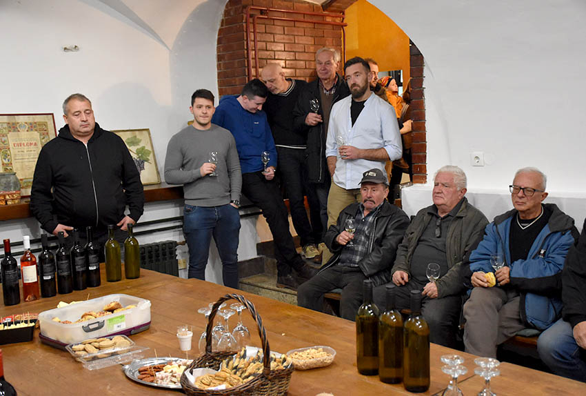 ADVENTSKO KUŠANJE VINA ČLANOVA POŽEŠKE UDRUGE VINARA U ZNAKU OBLJETNICA Požežani su graševinu pili prije 160 godina