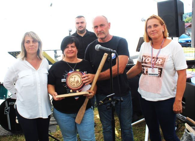 [FOTOGALERIJA] IŠŠIJADA U RUŠEVU; Najbolji pileći paprikaš skuhala Barbara Tomljenović iz Brodskih Zdenaca