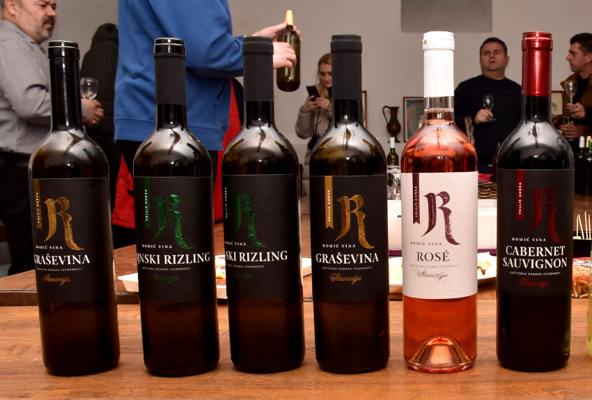 ADVENTSKO KUŠANJE VINA ČLANOVA POŽEŠKE UDRUGE VINARA U ZNAKU OBLJETNICA Požežani su graševinu pili prije 160 godina