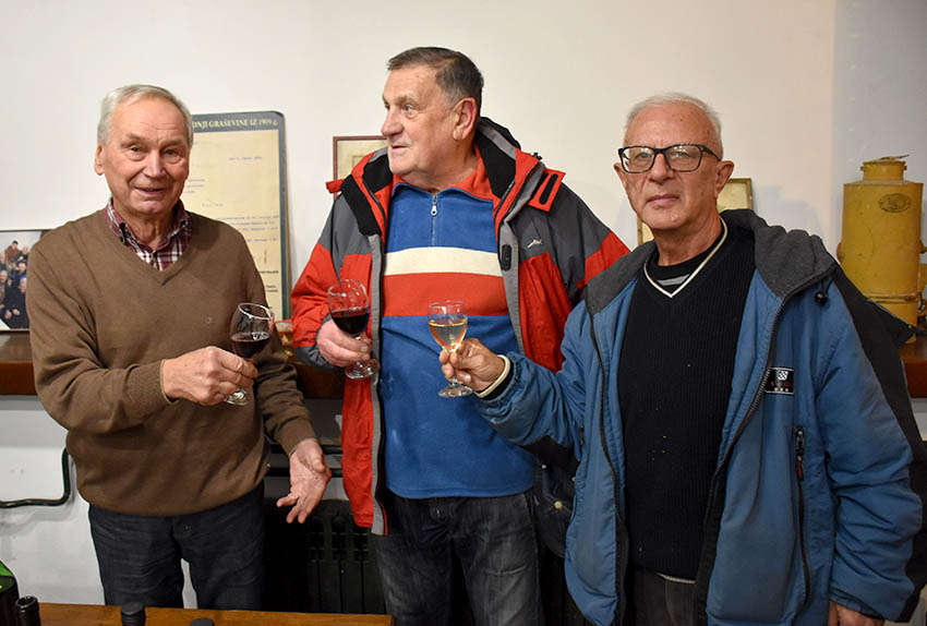 ADVENTSKO KUŠANJE VINA ČLANOVA POŽEŠKE UDRUGE VINARA U ZNAKU OBLJETNICA Požežani su graševinu pili prije 160 godina