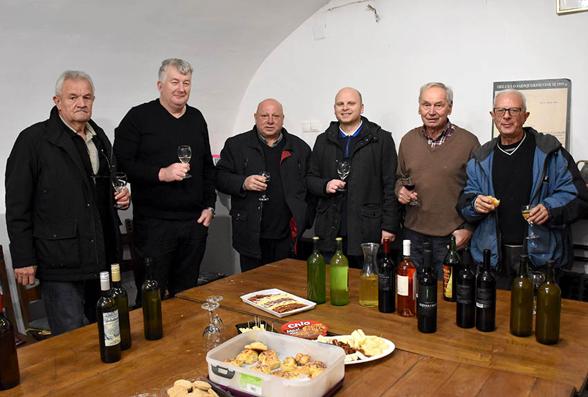 ADVENTSKO KUŠANJE VINA ČLANOVA POŽEŠKE UDRUGE VINARA U ZNAKU OBLJETNICA Požežani su graševinu pili prije 160 godina