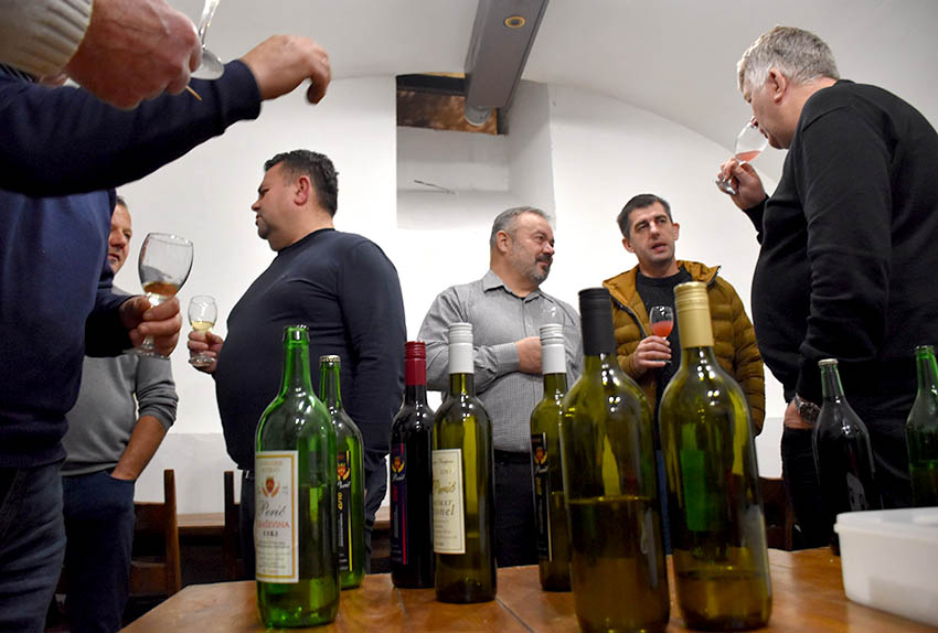 ADVENTSKO KUŠANJE VINA ČLANOVA POŽEŠKE UDRUGE VINARA U ZNAKU OBLJETNICA Požežani su graševinu pili prije 160 godina