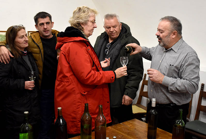 ADVENTSKO KUŠANJE VINA ČLANOVA POŽEŠKE UDRUGE VINARA U ZNAKU OBLJETNICA Požežani su graševinu pili prije 160 godina