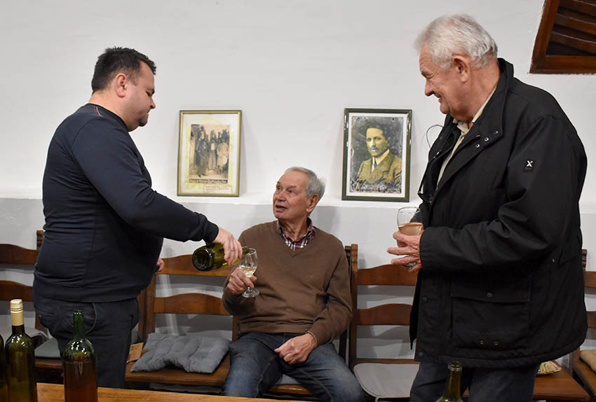 ADVENTSKO KUŠANJE VINA ČLANOVA POŽEŠKE UDRUGE VINARA U ZNAKU OBLJETNICA Požežani su graševinu pili prije 160 godina