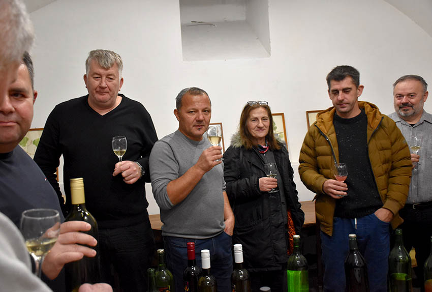 ADVENTSKO KUŠANJE VINA ČLANOVA POŽEŠKE UDRUGE VINARA U ZNAKU OBLJETNICA Požežani su graševinu pili prije 160 godina
