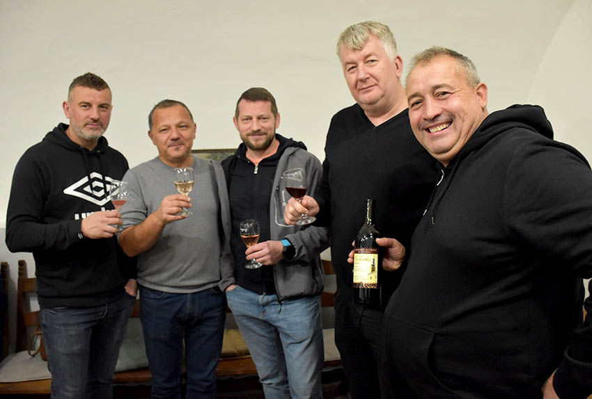 ADVENTSKO KUŠANJE VINA ČLANOVA POŽEŠKE UDRUGE VINARA U ZNAKU OBLJETNICA Požežani su graševinu pili prije 160 godina