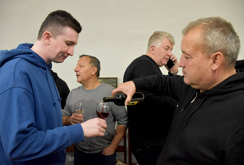 ADVENTSKO KUŠANJE VINA ČLANOVA POŽEŠKE UDRUGE VINARA U ZNAKU OBLJETNICA Požežani su graševinu pili prije 160 godina