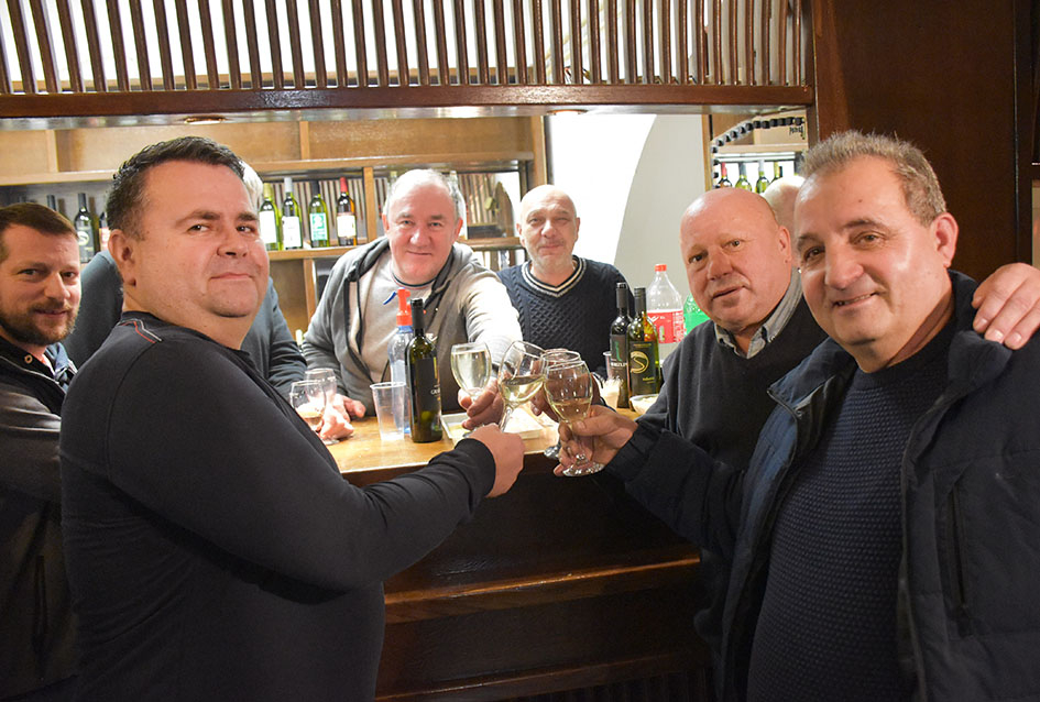 ADVENTSKO KUŠANJE VINA ČLANOVA POŽEŠKE UDRUGE VINARA U ZNAKU OBLJETNICA Požežani su graševinu pili prije 160 godina