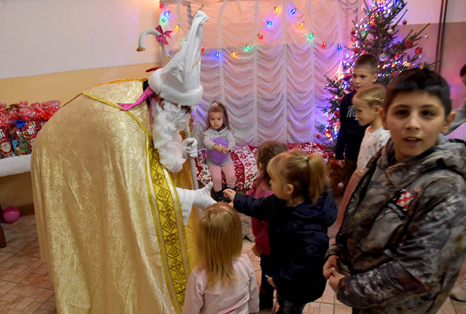 SV. NIKOLA RAZVESELIO NAJMLAĐE STANOVNIKE DRŠKOVACA: Podijeljeno pedesetak slatkih paketića /FOTO/