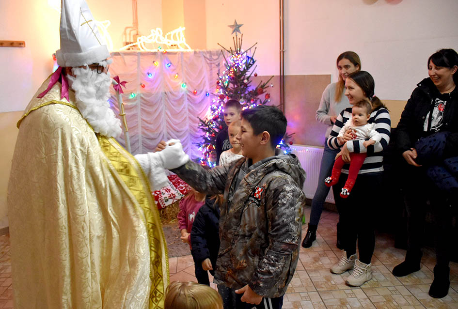 SV. NIKOLA RAZVESELIO NAJMLAĐE STANOVNIKE DRŠKOVACA: Podijeljeno pedesetak slatkih paketića /FOTO/