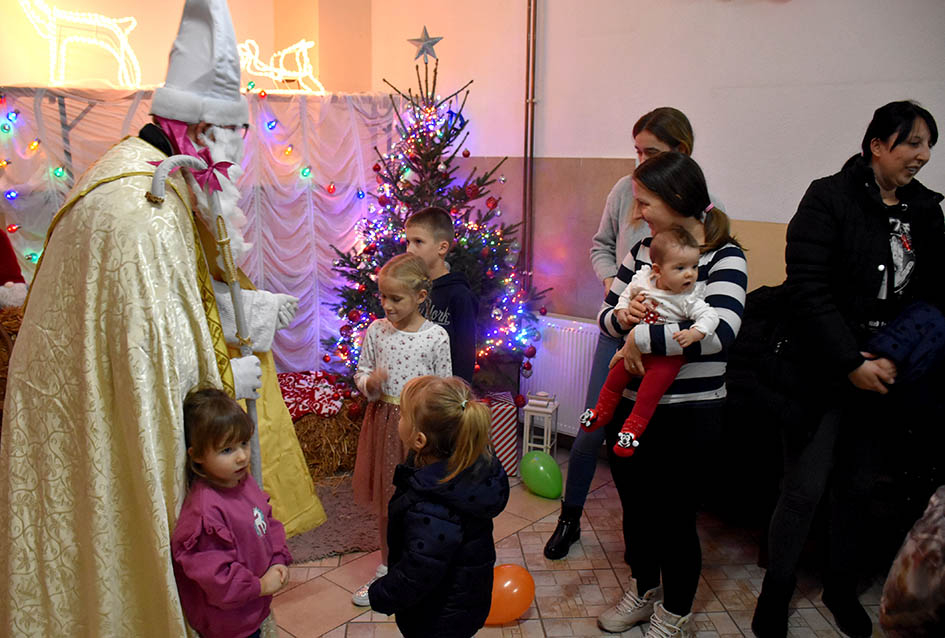SV. NIKOLA RAZVESELIO NAJMLAĐE STANOVNIKE DRŠKOVACA: Podijeljeno pedesetak slatkih paketića /FOTO/