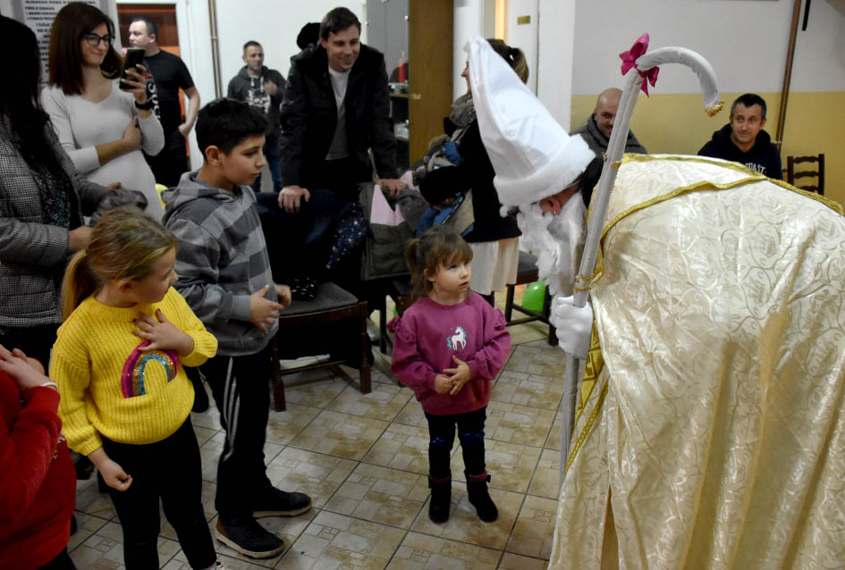 SV. NIKOLA RAZVESELIO NAJMLAĐE STANOVNIKE DRŠKOVACA: Podijeljeno pedesetak slatkih paketića /FOTO/