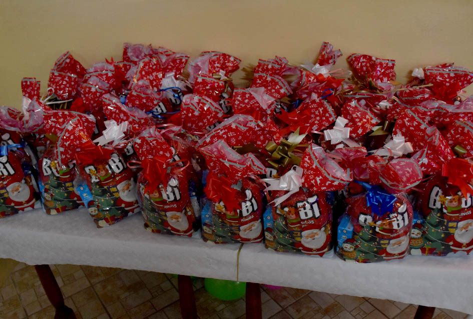 SV. NIKOLA RAZVESELIO NAJMLAĐE STANOVNIKE DRŠKOVACA: Podijeljeno pedesetak slatkih paketića /FOTO/