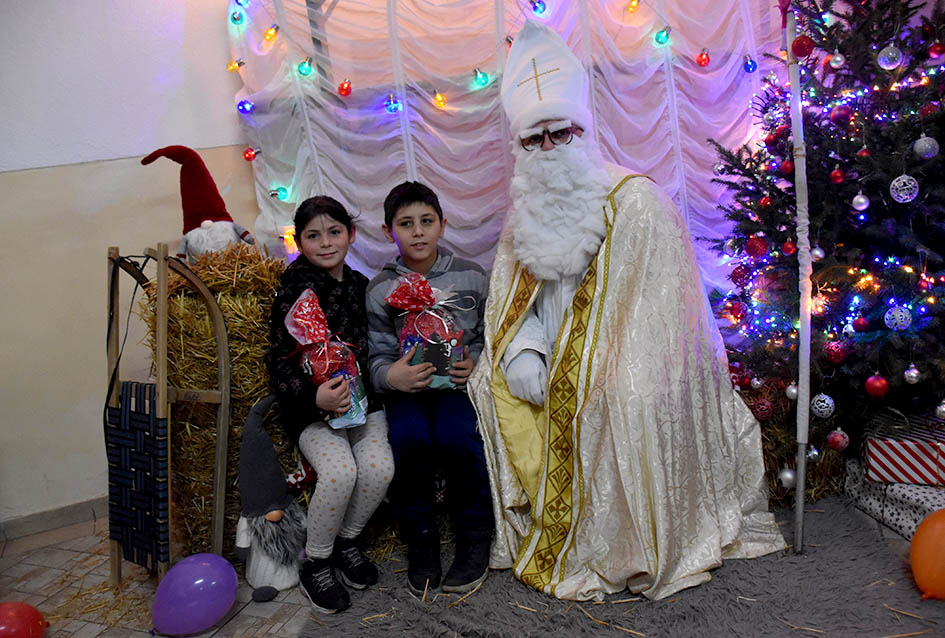 SV. NIKOLA RAZVESELIO NAJMLAĐE STANOVNIKE DRŠKOVACA: Podijeljeno pedesetak slatkih paketića /FOTO/