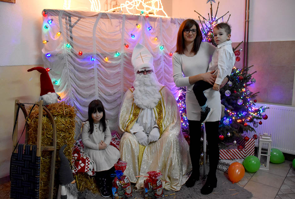 SV. NIKOLA RAZVESELIO NAJMLAĐE STANOVNIKE DRŠKOVACA: Podijeljeno pedesetak slatkih paketića /FOTO/