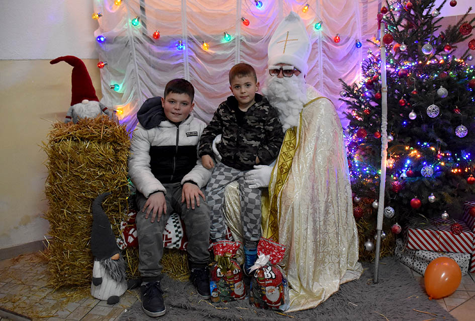 SV. NIKOLA RAZVESELIO NAJMLAĐE STANOVNIKE DRŠKOVACA: Podijeljeno pedesetak slatkih paketića /FOTO/