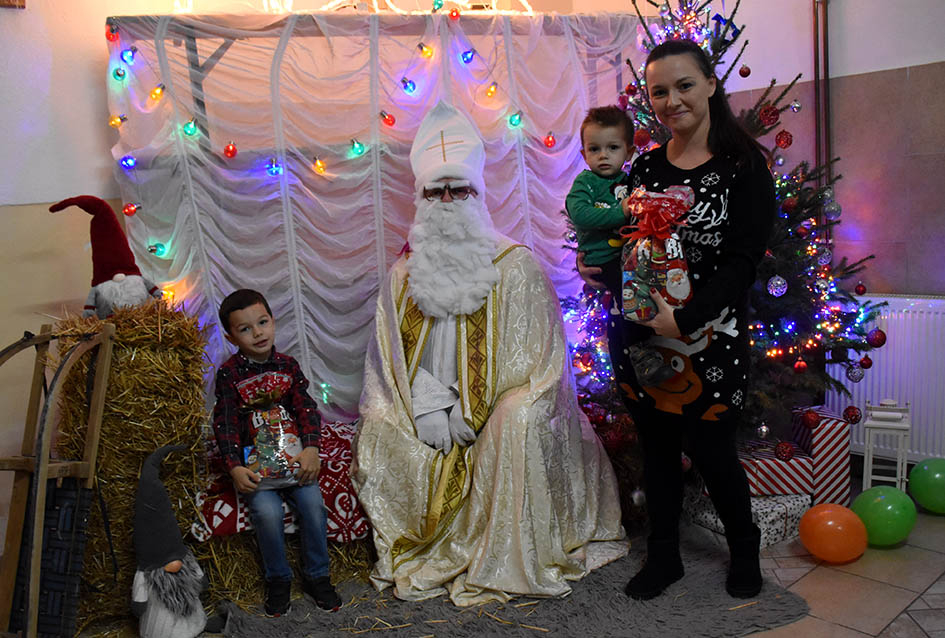 SV. NIKOLA RAZVESELIO NAJMLAĐE STANOVNIKE DRŠKOVACA: Podijeljeno pedesetak slatkih paketića /FOTO/