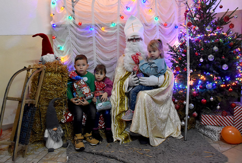 SV. NIKOLA RAZVESELIO NAJMLAĐE STANOVNIKE DRŠKOVACA: Podijeljeno pedesetak slatkih paketića /FOTO/