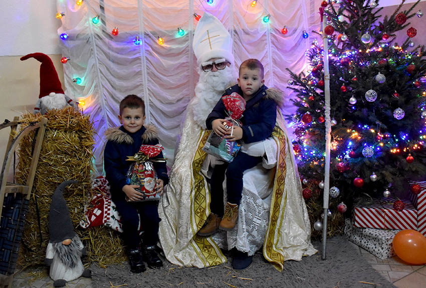 SV. NIKOLA RAZVESELIO NAJMLAĐE STANOVNIKE DRŠKOVACA: Podijeljeno pedesetak slatkih paketića /FOTO/