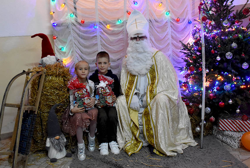 SV. NIKOLA RAZVESELIO NAJMLAĐE STANOVNIKE DRŠKOVACA: Podijeljeno pedesetak slatkih paketića /FOTO/