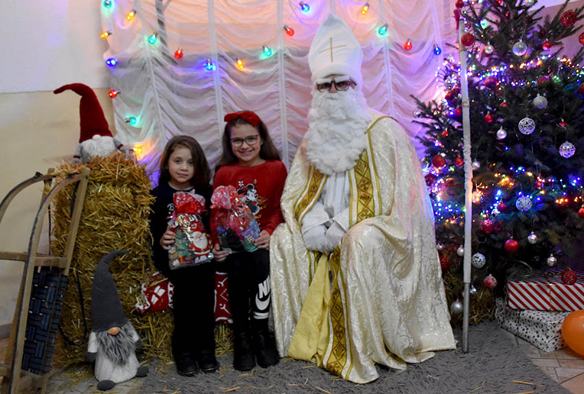 SV. NIKOLA RAZVESELIO NAJMLAĐE STANOVNIKE DRŠKOVACA: Podijeljeno pedesetak slatkih paketića /FOTO/