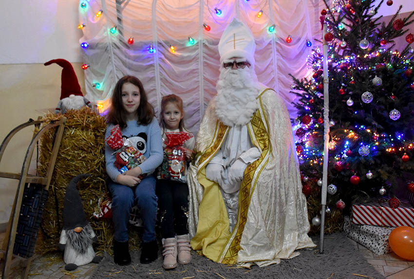 SV. NIKOLA RAZVESELIO NAJMLAĐE STANOVNIKE DRŠKOVACA: Podijeljeno pedesetak slatkih paketića /FOTO/