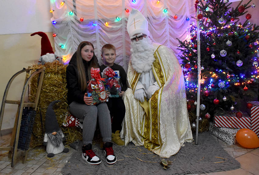 SV. NIKOLA RAZVESELIO NAJMLAĐE STANOVNIKE DRŠKOVACA: Podijeljeno pedesetak slatkih paketića /FOTO/