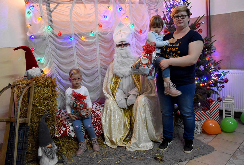SV. NIKOLA RAZVESELIO NAJMLAĐE STANOVNIKE DRŠKOVACA: Podijeljeno pedesetak slatkih paketića /FOTO/