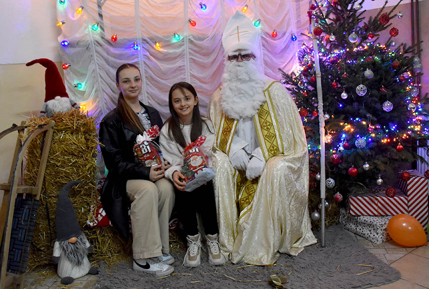 SV. NIKOLA RAZVESELIO NAJMLAĐE STANOVNIKE DRŠKOVACA: Podijeljeno pedesetak slatkih paketića /FOTO/