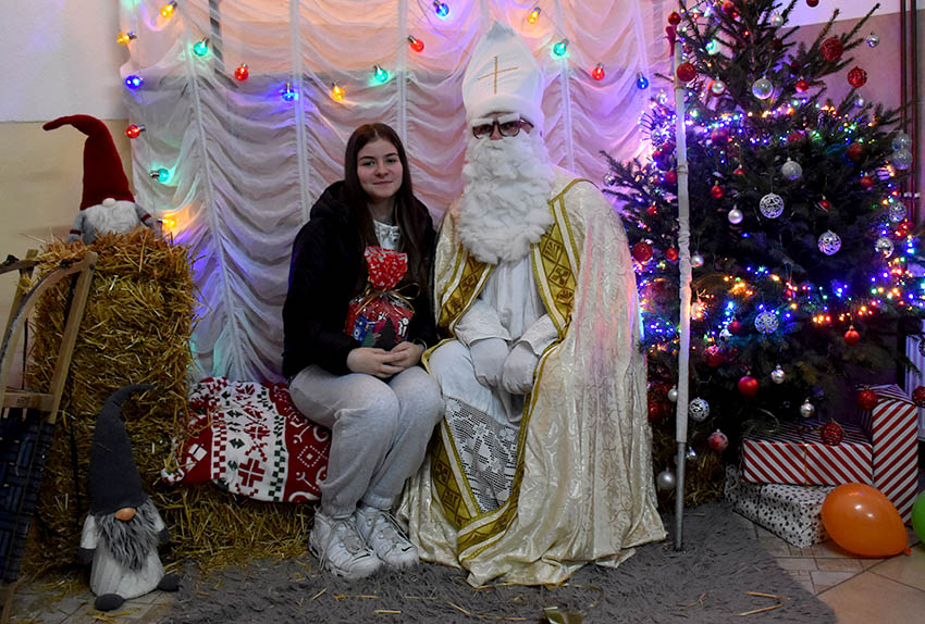 SV. NIKOLA RAZVESELIO NAJMLAĐE STANOVNIKE DRŠKOVACA: Podijeljeno pedesetak slatkih paketića /FOTO/