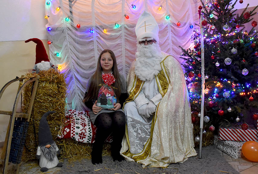 SV. NIKOLA RAZVESELIO NAJMLAĐE STANOVNIKE DRŠKOVACA: Podijeljeno pedesetak slatkih paketića /FOTO/