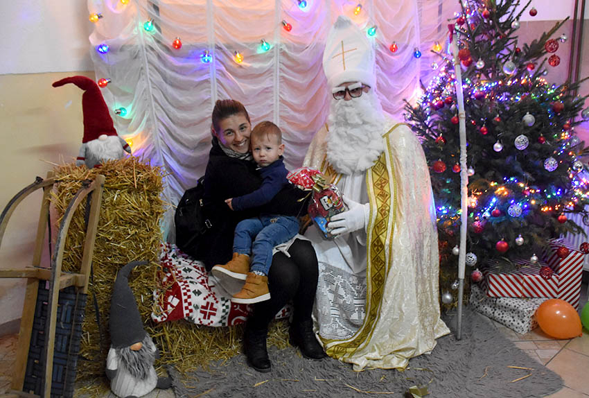 SV. NIKOLA RAZVESELIO NAJMLAĐE STANOVNIKE DRŠKOVACA: Podijeljeno pedesetak slatkih paketića /FOTO/