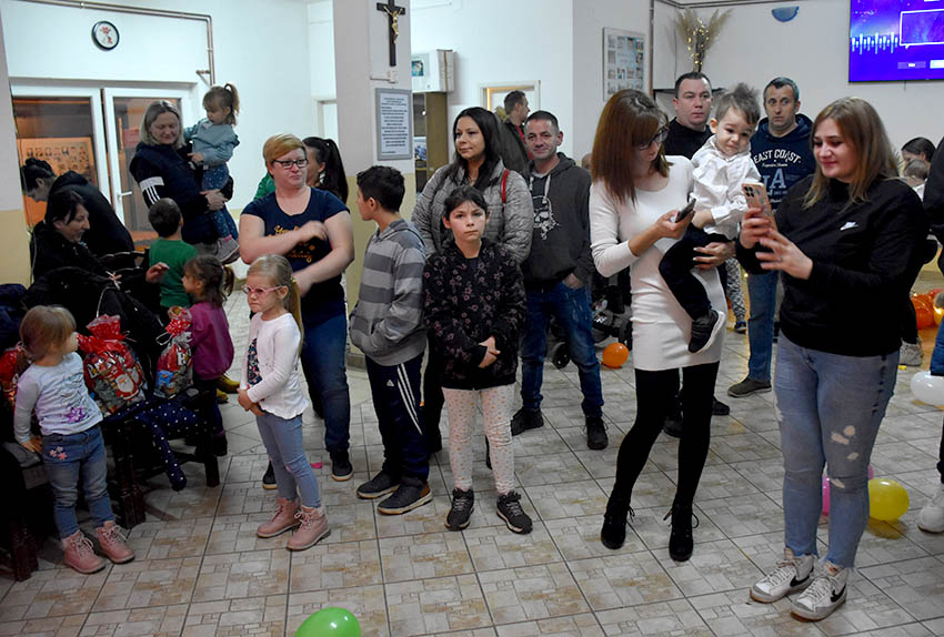 SV. NIKOLA RAZVESELIO NAJMLAĐE STANOVNIKE DRŠKOVACA: Podijeljeno pedesetak slatkih paketića /FOTO/
