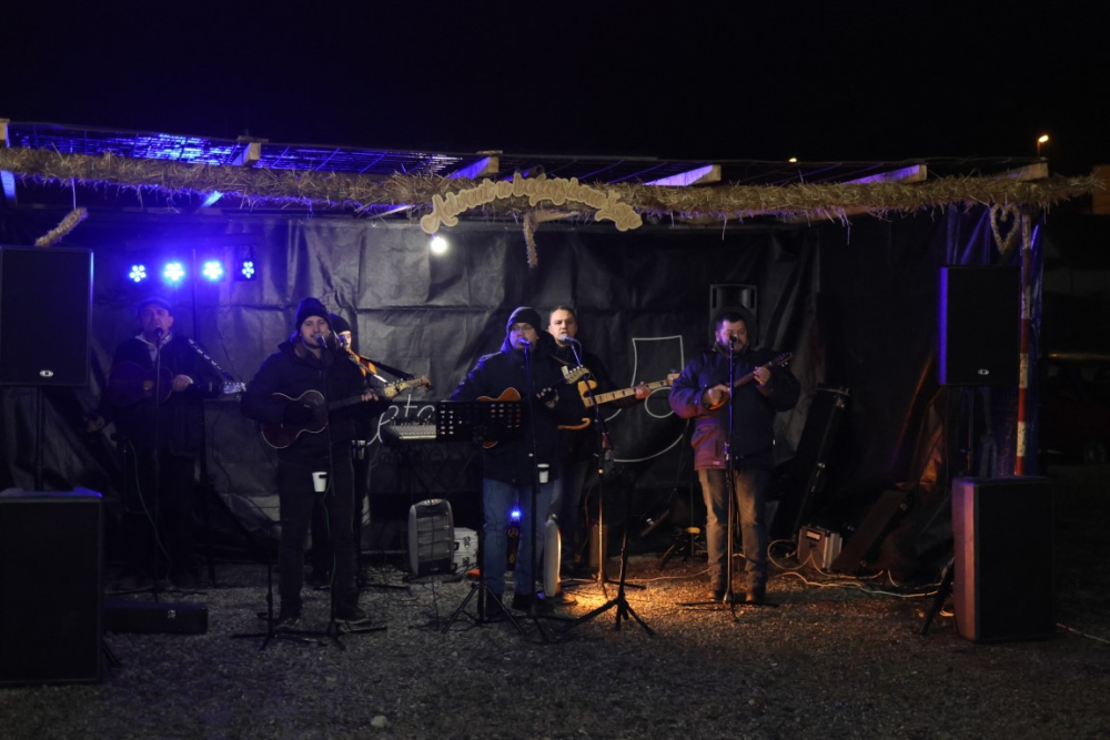 Veselo druženje u Bećarskom šoru uz tamburašku glazbu, lovačke specijalitete i kuhano vino 