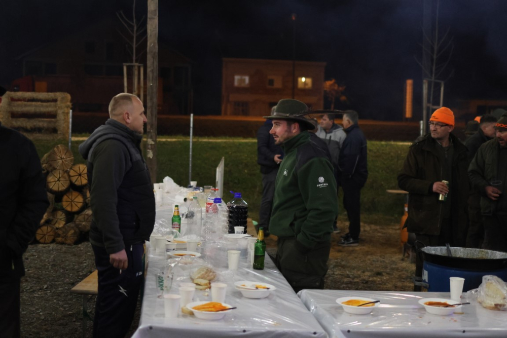 Veselo druženje u Bećarskom šoru uz tamburašku glazbu, lovačke specijalitete i kuhano vino 