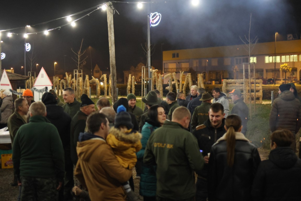Veselo druženje u Bećarskom šoru uz tamburašku glazbu, lovačke specijalitete i kuhano vino 