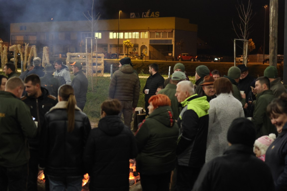 Veselo druženje u Bećarskom šoru uz tamburašku glazbu, lovačke specijalitete i kuhano vino 