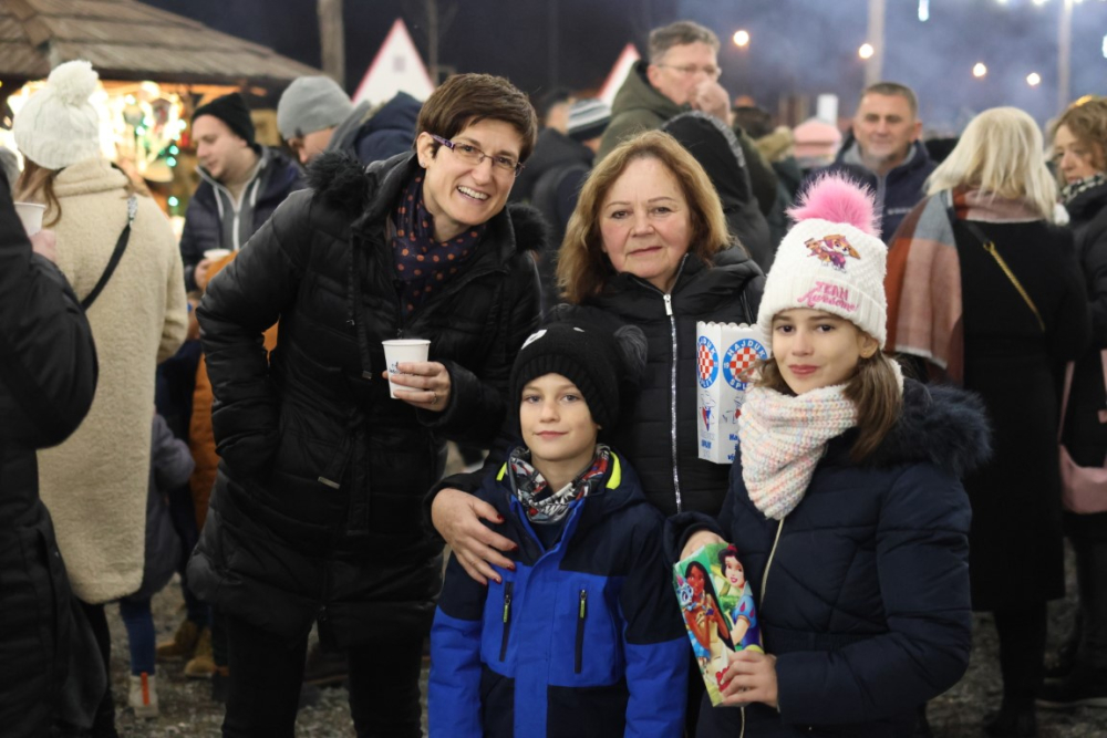 Veselo druženje u Bećarskom šoru uz tamburašku glazbu, lovačke specijalitete i kuhano vino 
