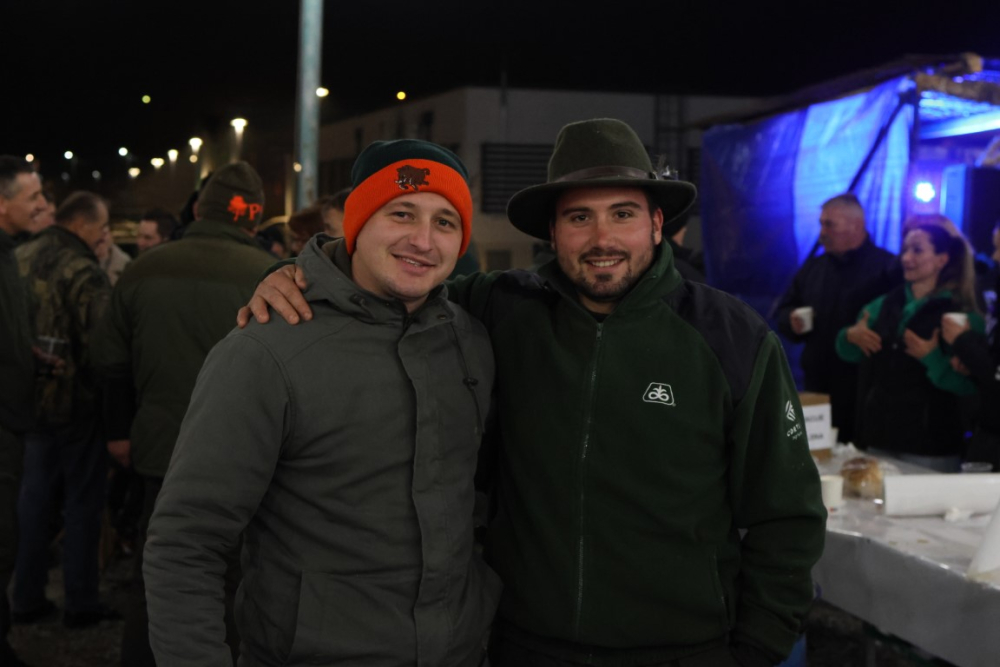 Veselo druženje u Bećarskom šoru uz tamburašku glazbu, lovačke specijalitete i kuhano vino 