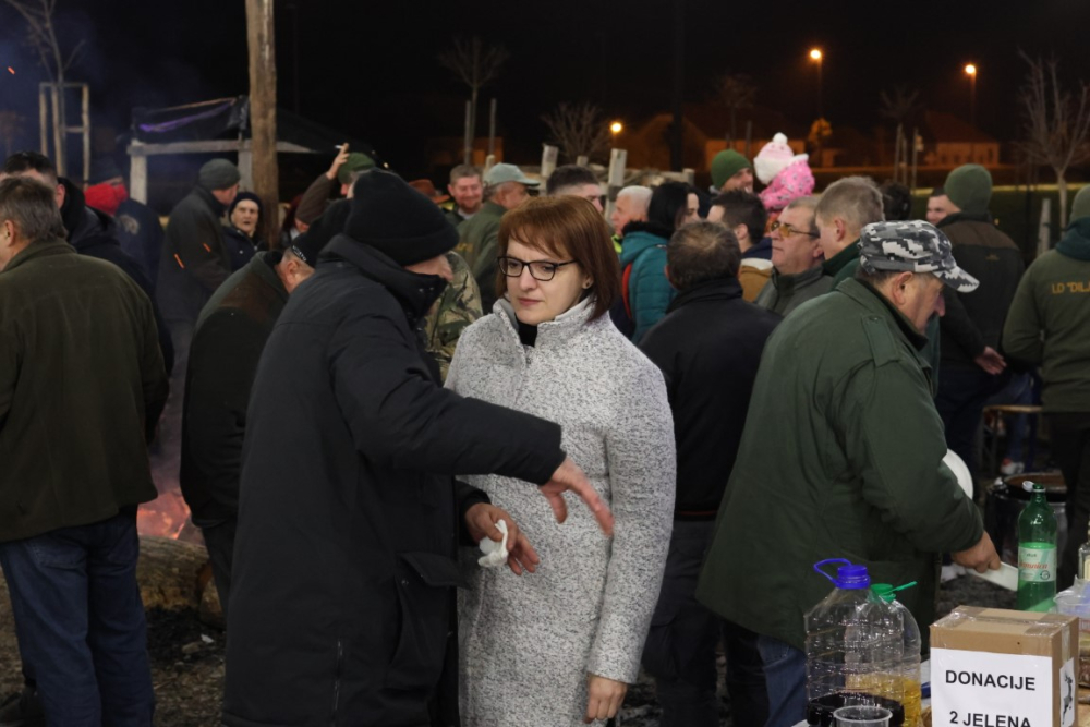 Veselo druženje u Bećarskom šoru uz tamburašku glazbu, lovačke specijalitete i kuhano vino 