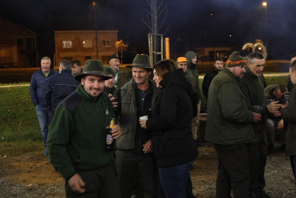 Veselo druženje u Bećarskom šoru uz tamburašku glazbu, lovačke specijalitete i kuhano vino 