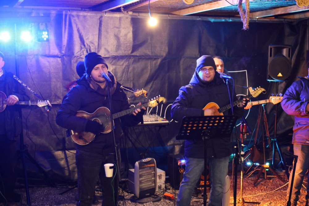 Veselo druženje u Bećarskom šoru uz tamburašku glazbu, lovačke specijalitete i kuhano vino 