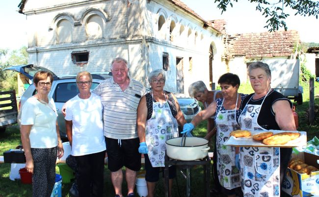 [FOTOGALERIJA] IŠŠIJADA U RUŠEVU; Najbolji pileći paprikaš skuhala Barbara Tomljenović iz Brodskih Zdenaca