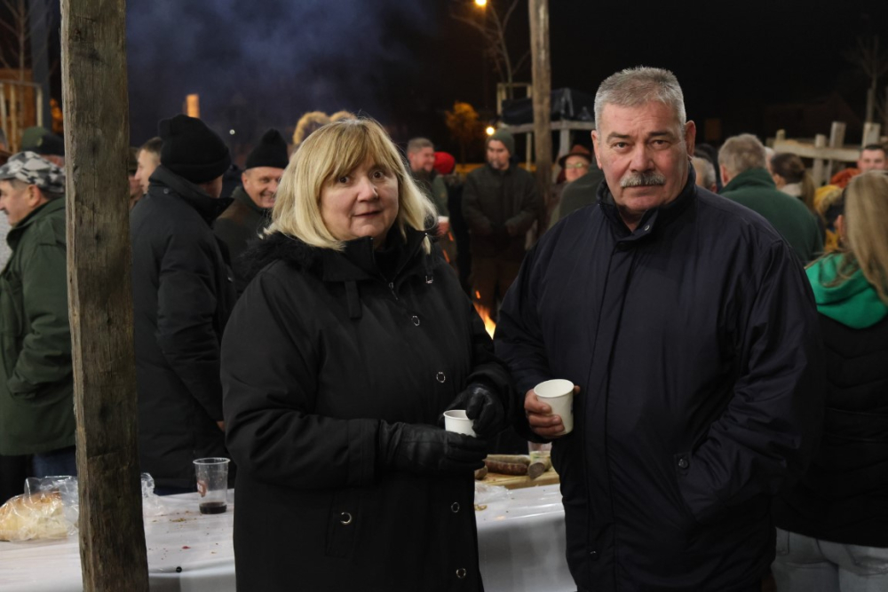 Veselo druženje u Bećarskom šoru uz tamburašku glazbu, lovačke specijalitete i kuhano vino 