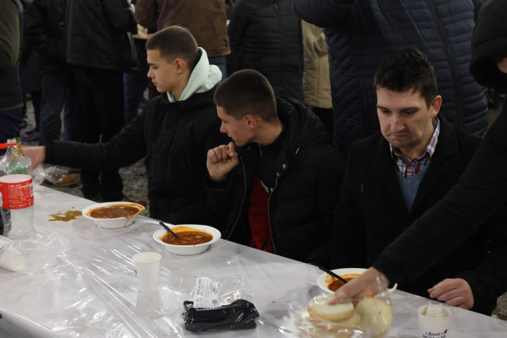 Veselo druženje u Bećarskom šoru uz tamburašku glazbu, lovačke specijalitete i kuhano vino 