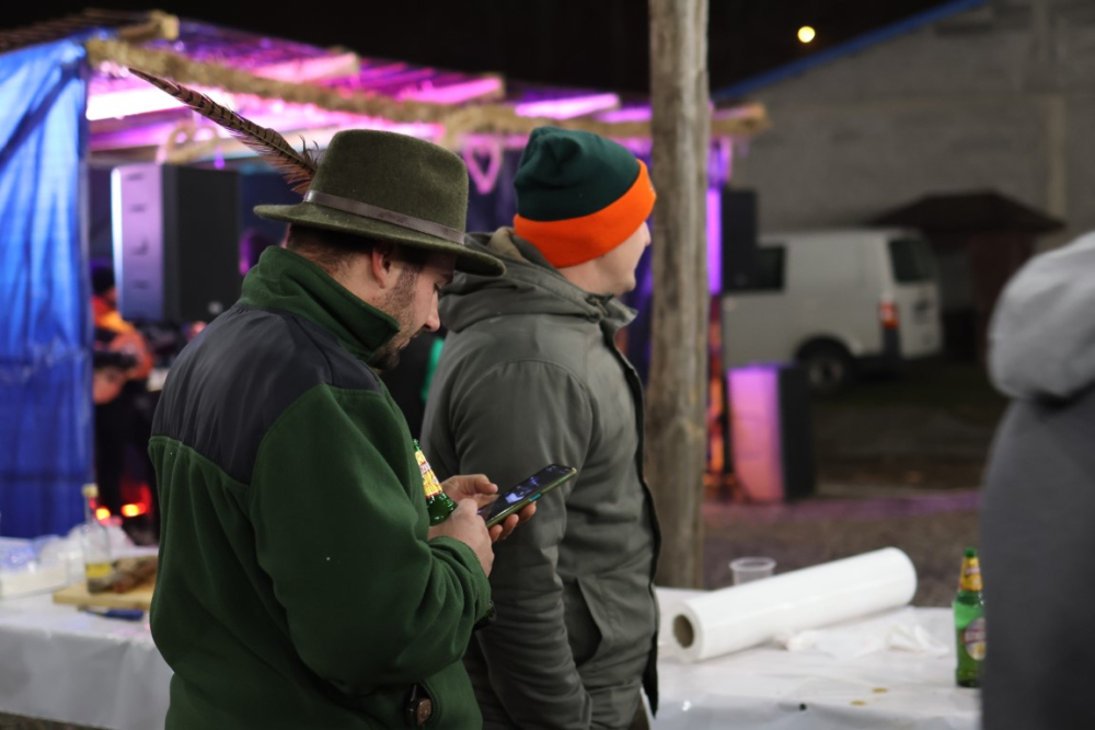 Veselo druženje u Bećarskom šoru uz tamburašku glazbu, lovačke specijalitete i kuhano vino 