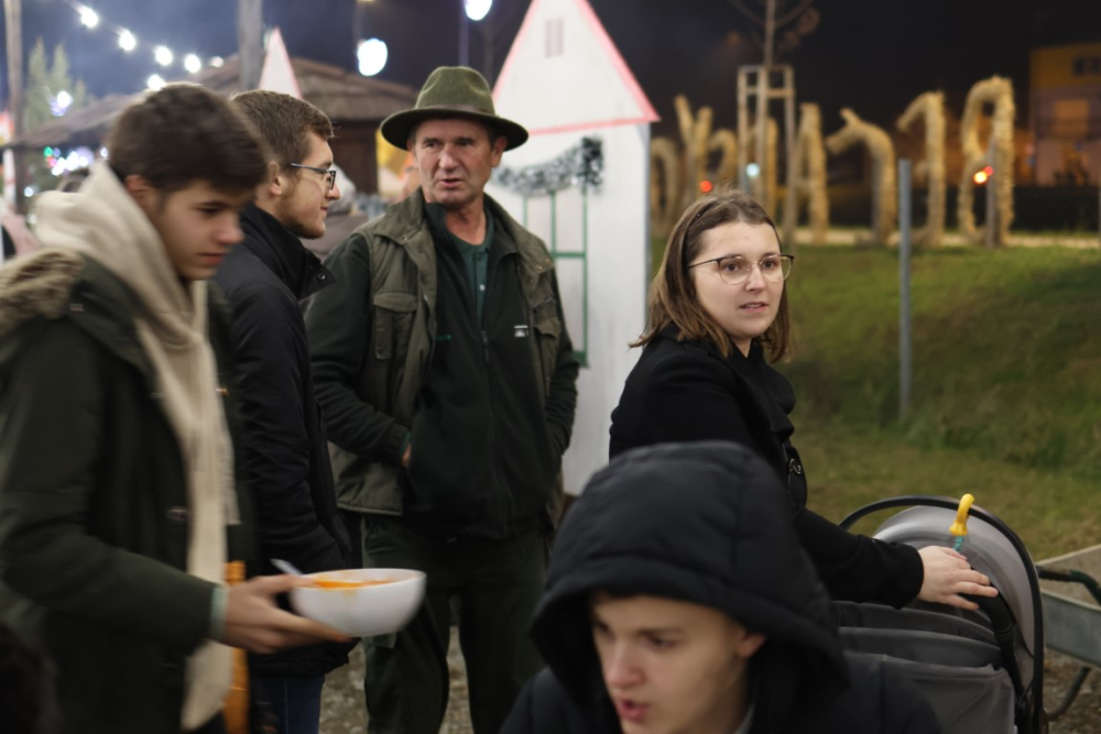 Veselo druženje u Bećarskom šoru uz tamburašku glazbu, lovačke specijalitete i kuhano vino 
